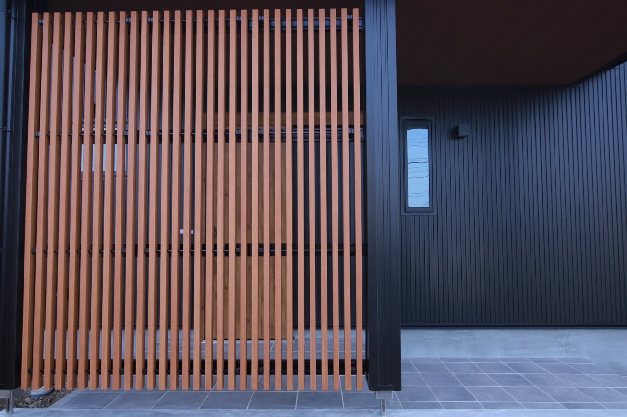 黒い外観にアクセントで木目格子を使ったかっこいい家 施工事例 大屋不動産株式会社 ダイヤホーム 愛媛県西条市 新居浜市 松山市の新築 注文住宅 リフォーム 不動産 賃貸 分譲地